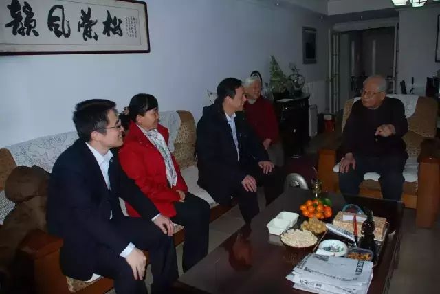 公司領導看望離退休老同志4.jpg